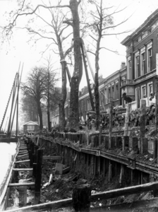 44205 Gezicht op de werkzaamheden ten behoeve van de verbetering van de kademuur langs de Stadsbuitengracht te Utrecht, ...